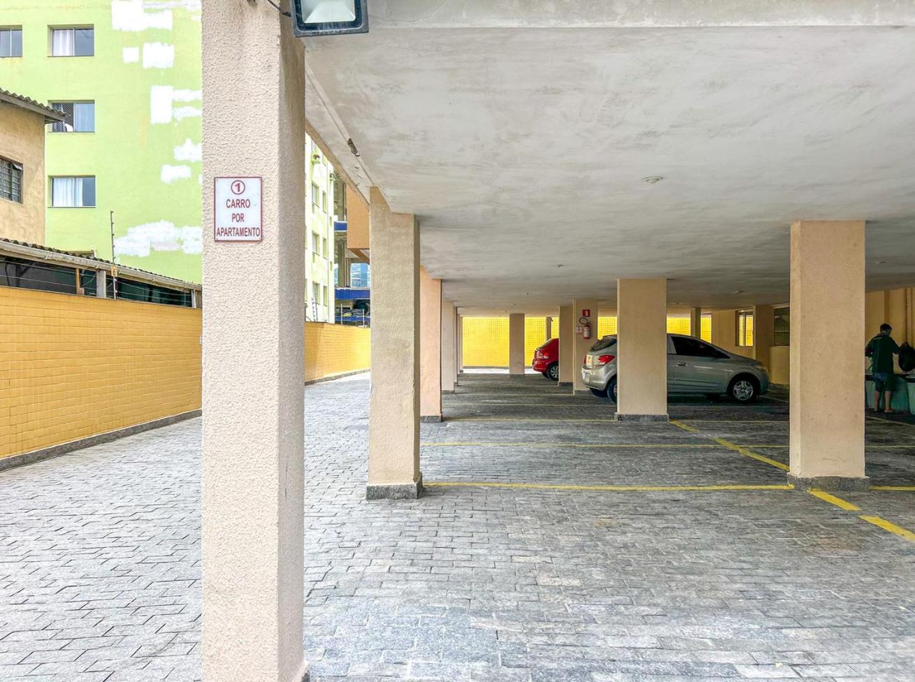 Otimo apto a 750m da Praia da Enseada - Guaruja SP