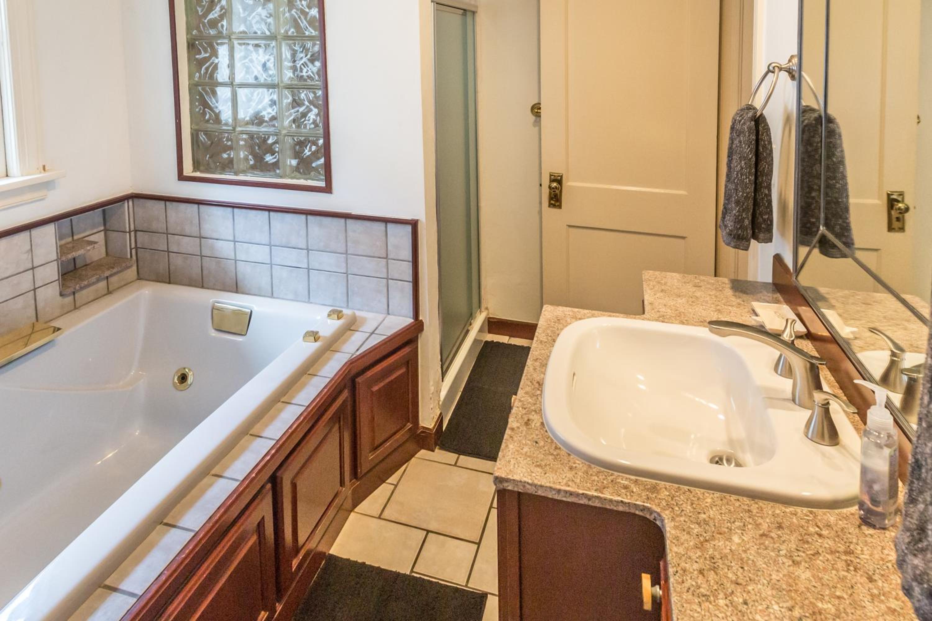 Nugget's Roost - Maple Ridge Gem view 4