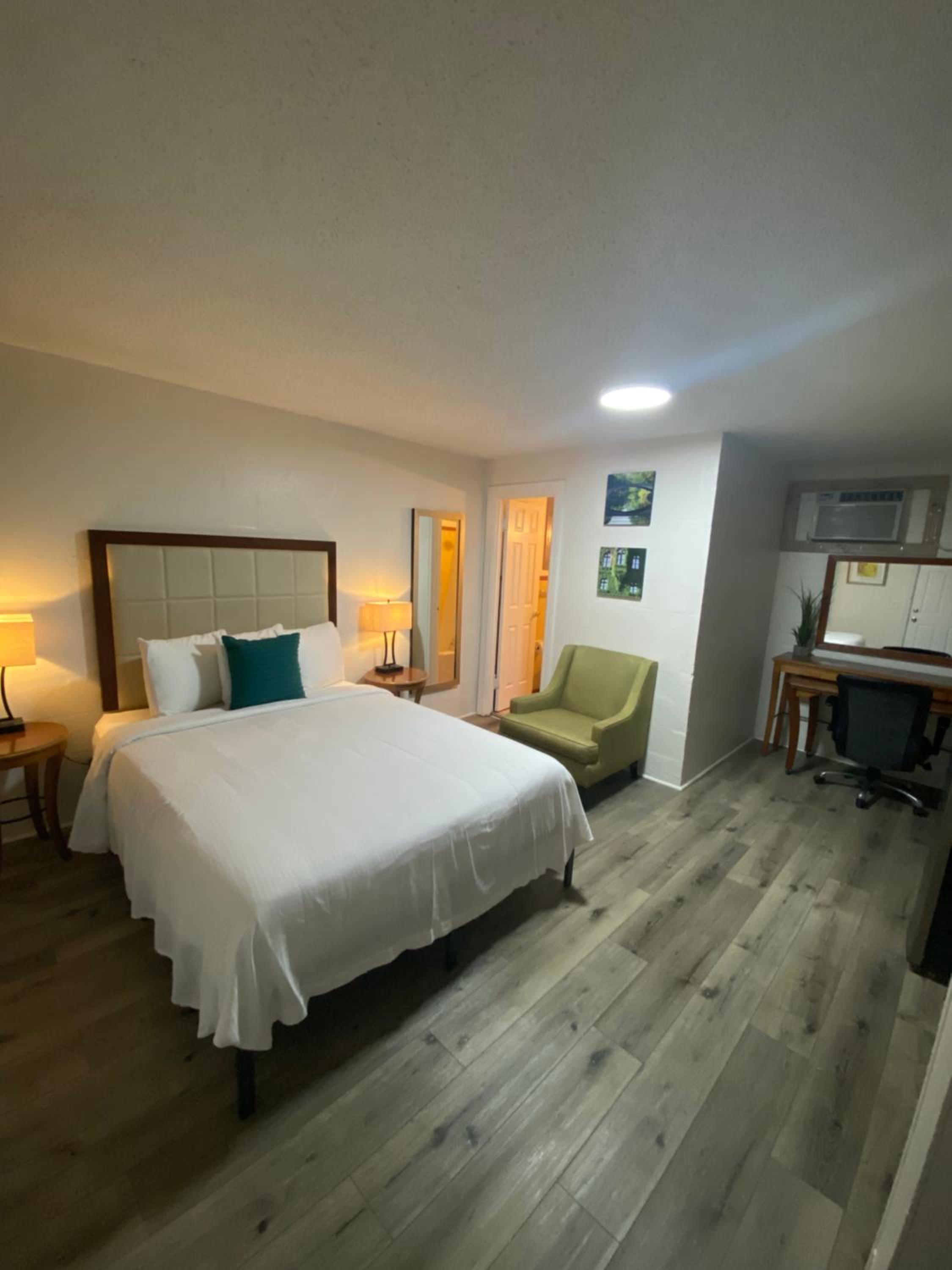 Hotel American Inn - Image 1