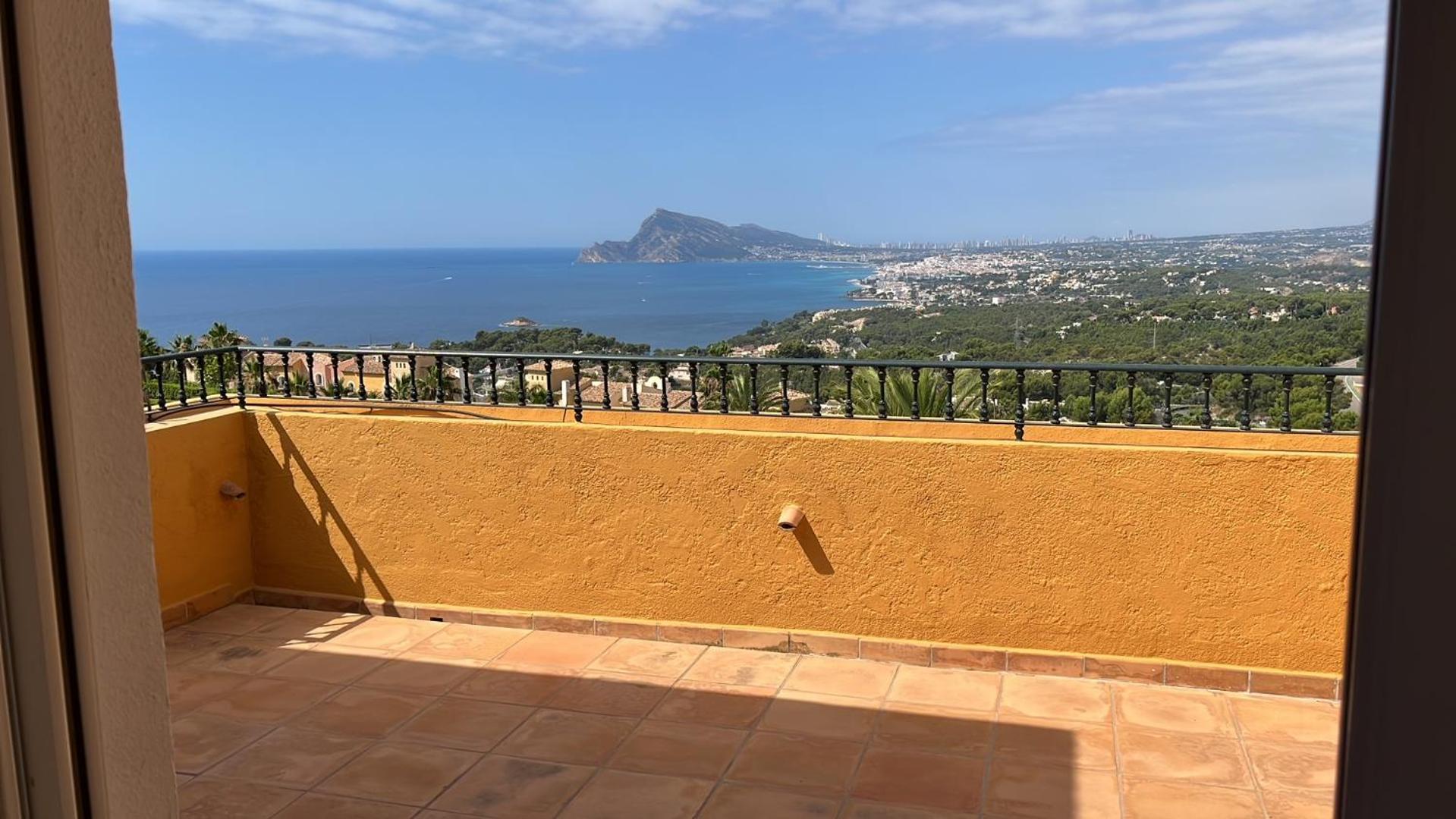 Stunning penthouse with sea view in Altea Hills