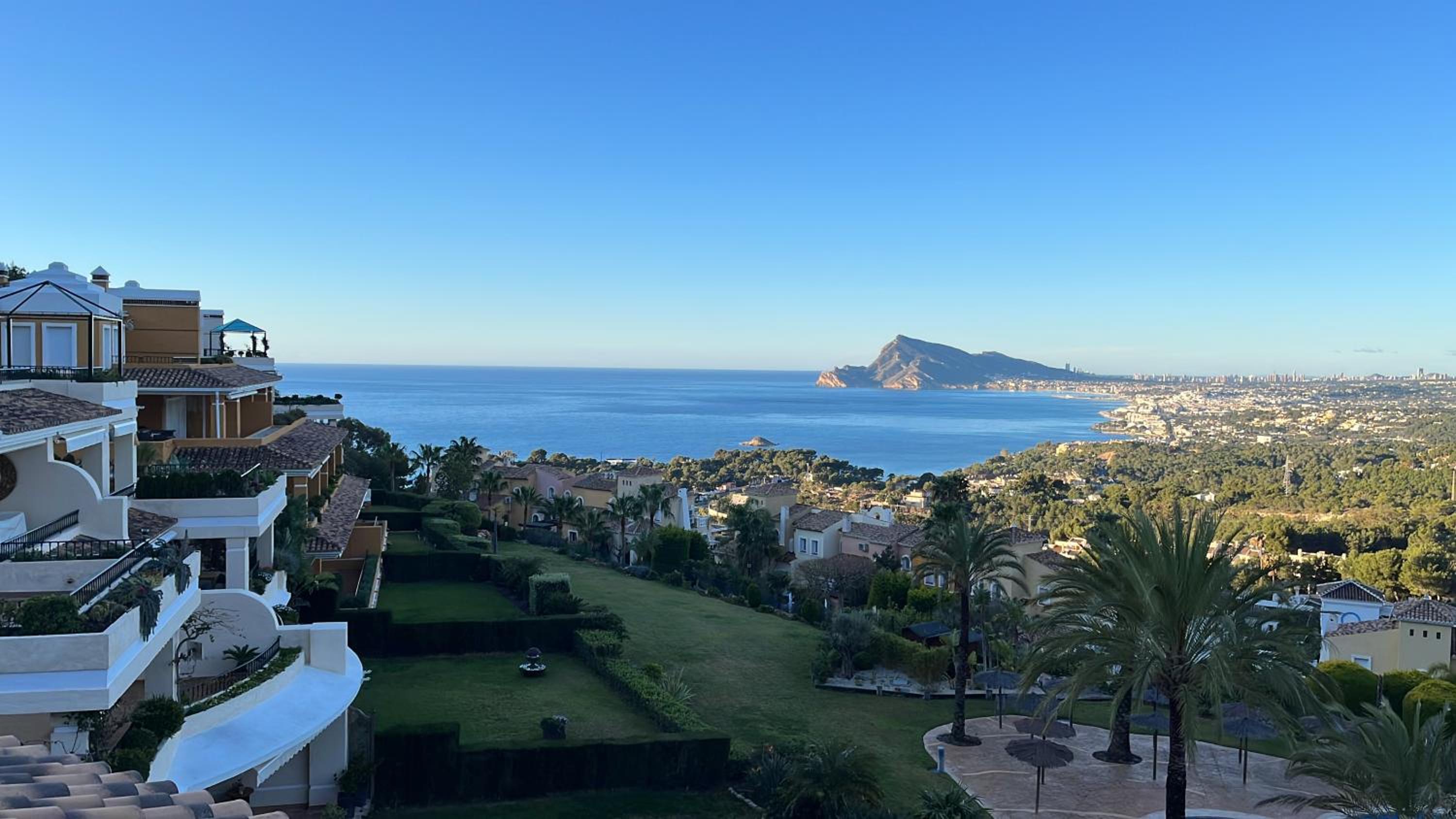 Stunning penthouse with sea view in Altea Hills