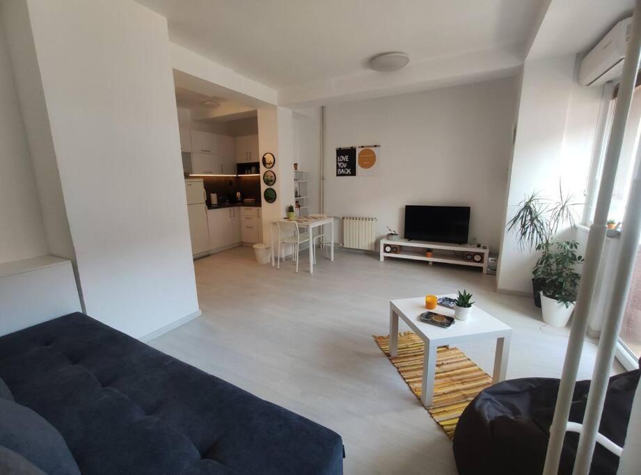 City Center White Apartment! view 4