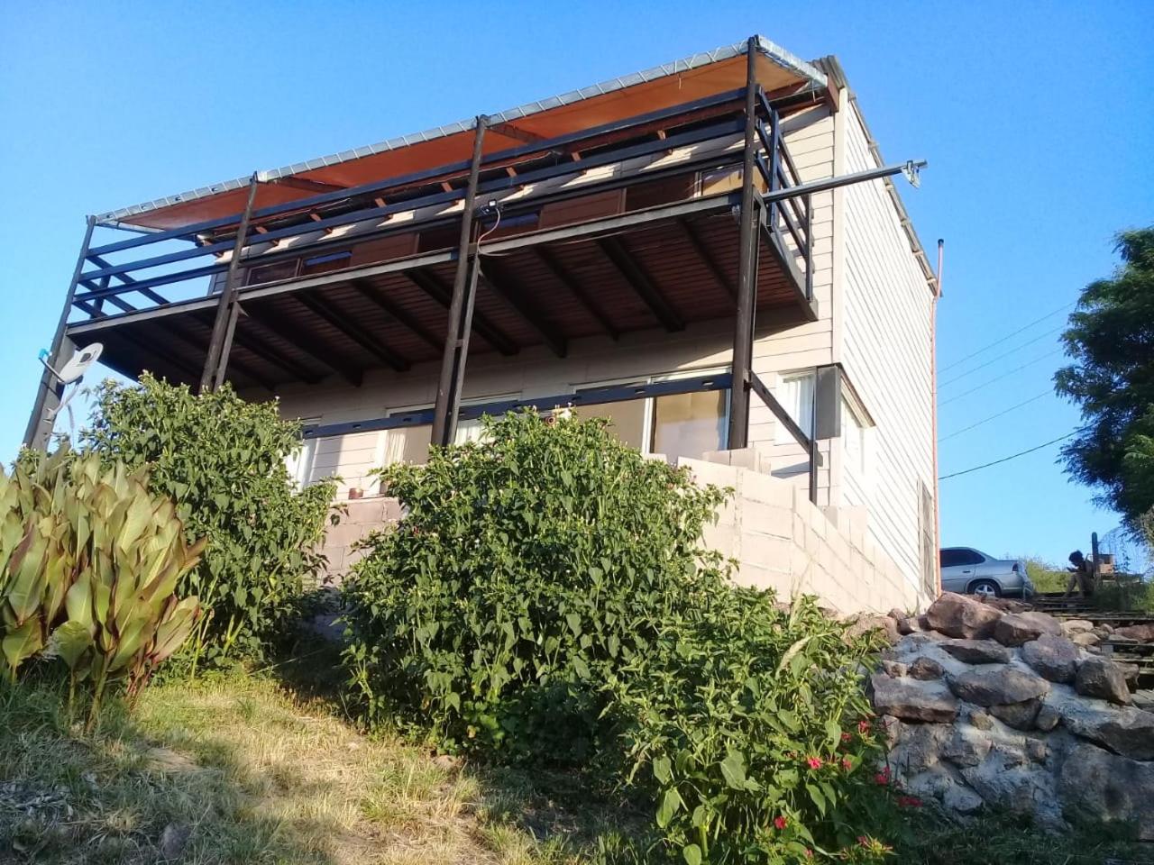 Casa Hebe - En las sierras de Córdoba - cuenta con tres habitaciones y capacidad para 8 personas, tranquila con increibles vistas