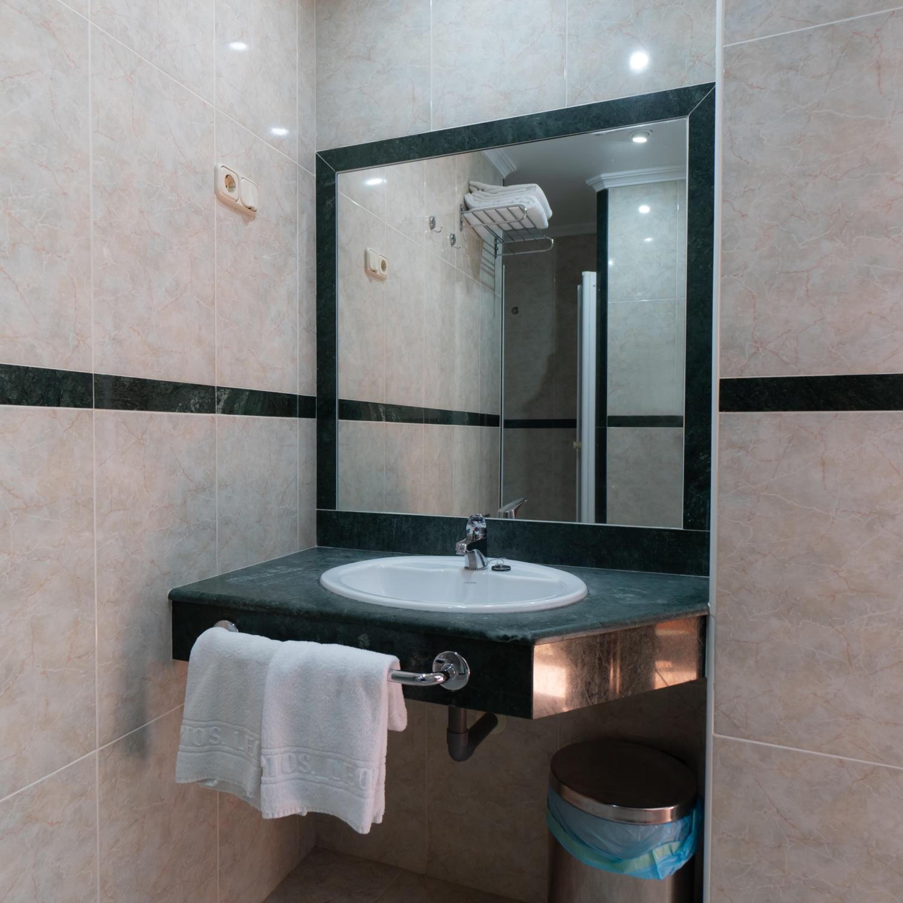 Apartamentos Leonor Carihuela