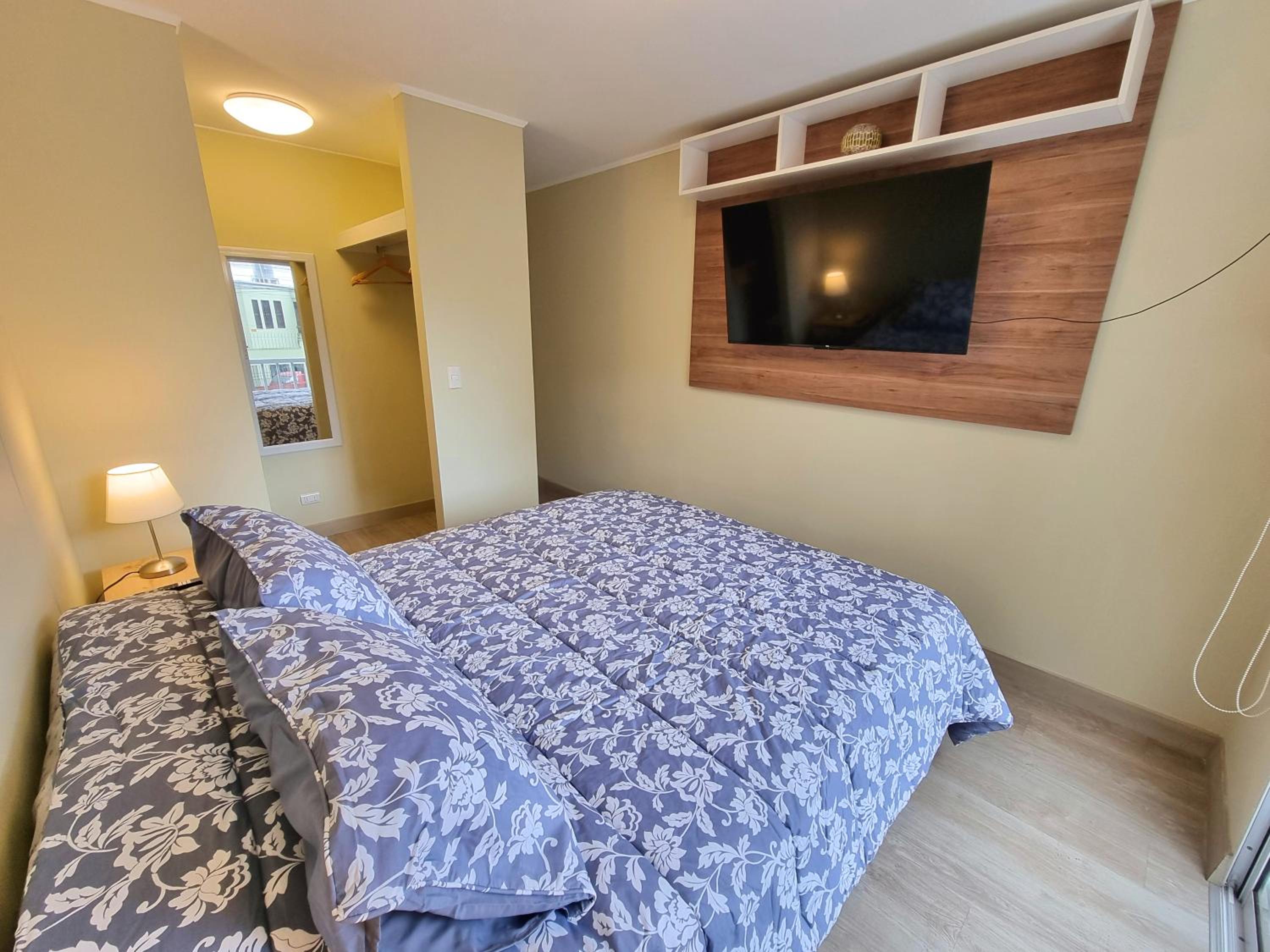Hermoso y céntrico 1BR en Barranco con cochera wifi y netflix view 3