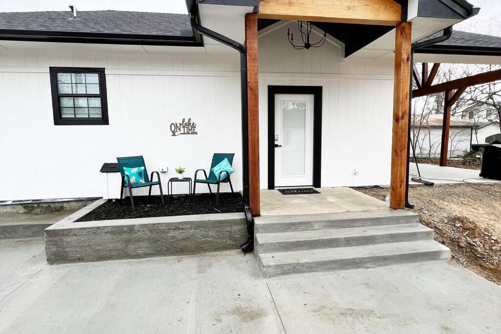 *NEW* Beautiful LakeSide #2 Home view 4