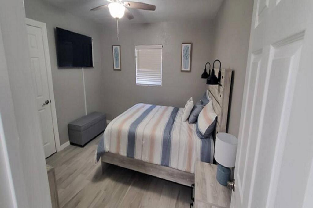 2 Bedroom Newly Remodeled Duplex