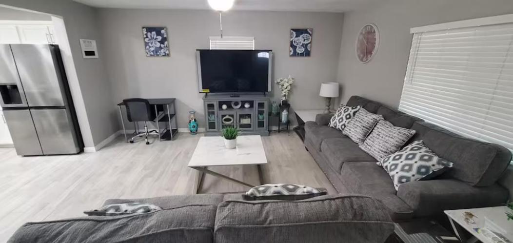 2 Bedroom Newly Remodeled Duplex