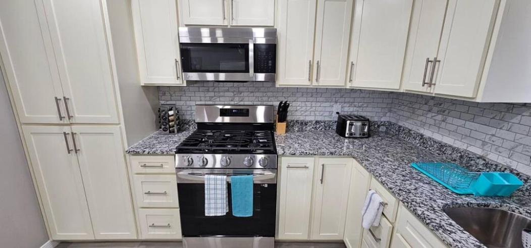 2 Bedroom Newly Remodeled Duplex
