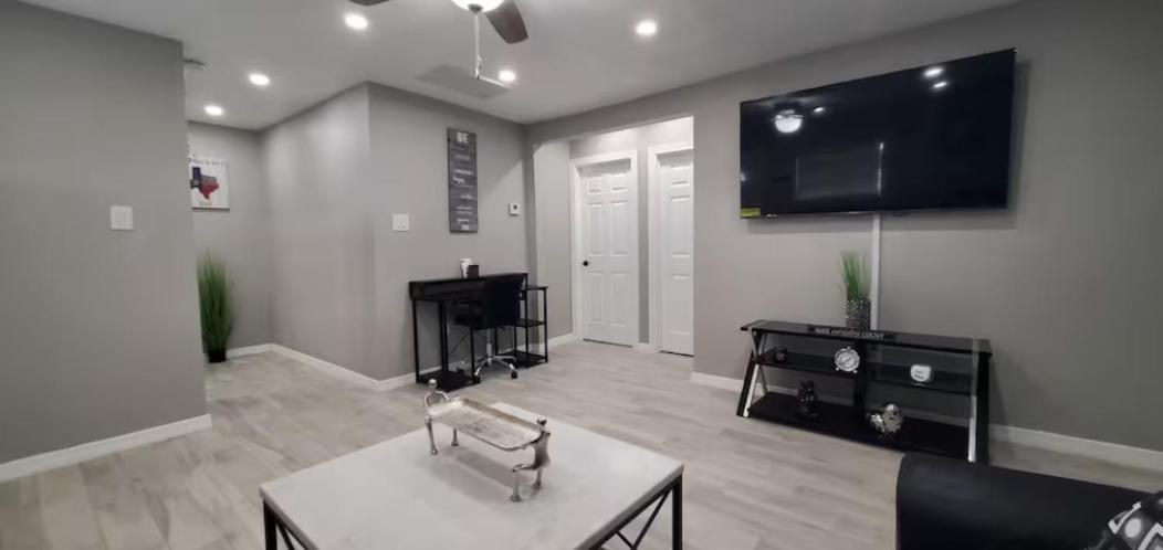 2 Bedroom Newly Remodeled Duplex