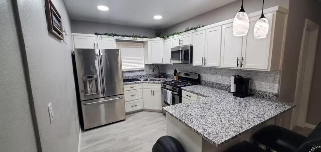 2 Bedroom Newly Remodeled Duplex