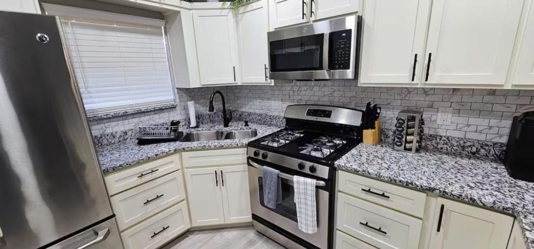 2 Bedroom Newly Remodeled Duplex