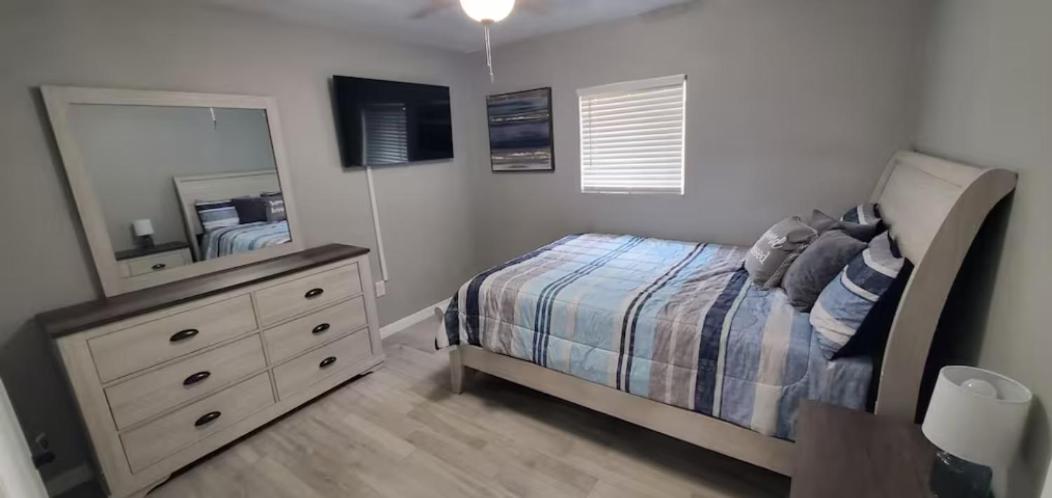 2 Bedroom Newly Remodeled Duplex