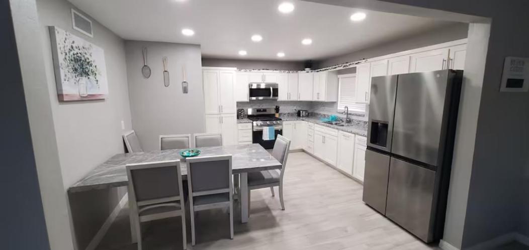 2 Bedroom Newly Remodeled Duplex