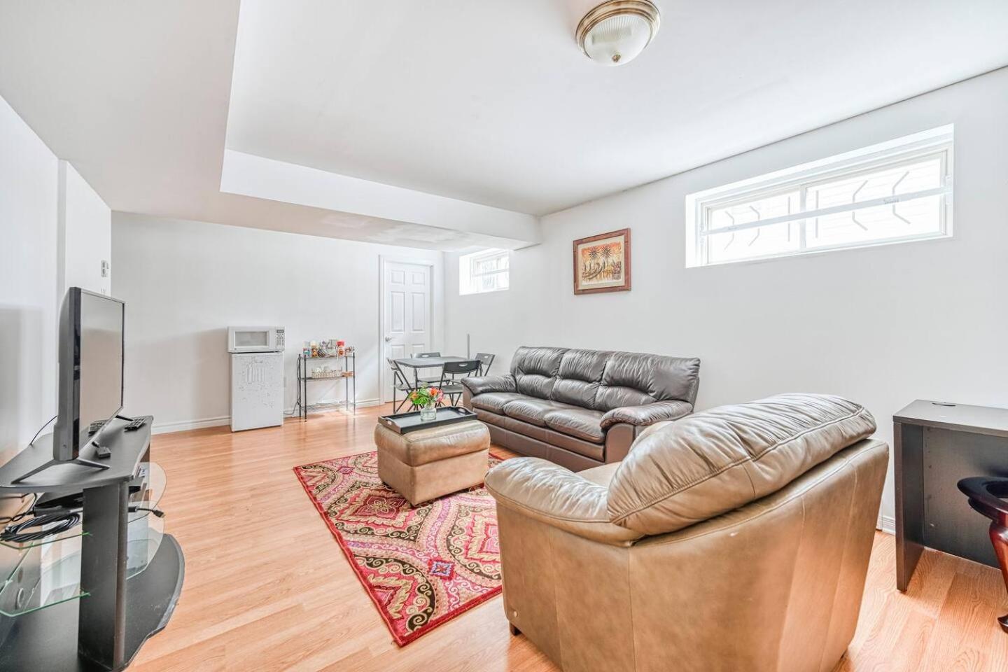 Leila's Place-Family Deluxe Basement Apartment
