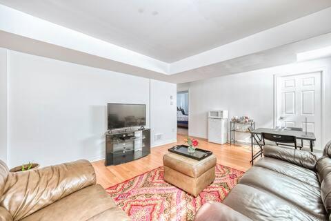 Leila's Place-Family Deluxe Basement Apartment