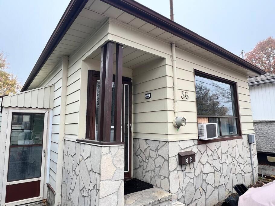 Hotel Cozy 3 Bedroom Mimico Home - Image 1