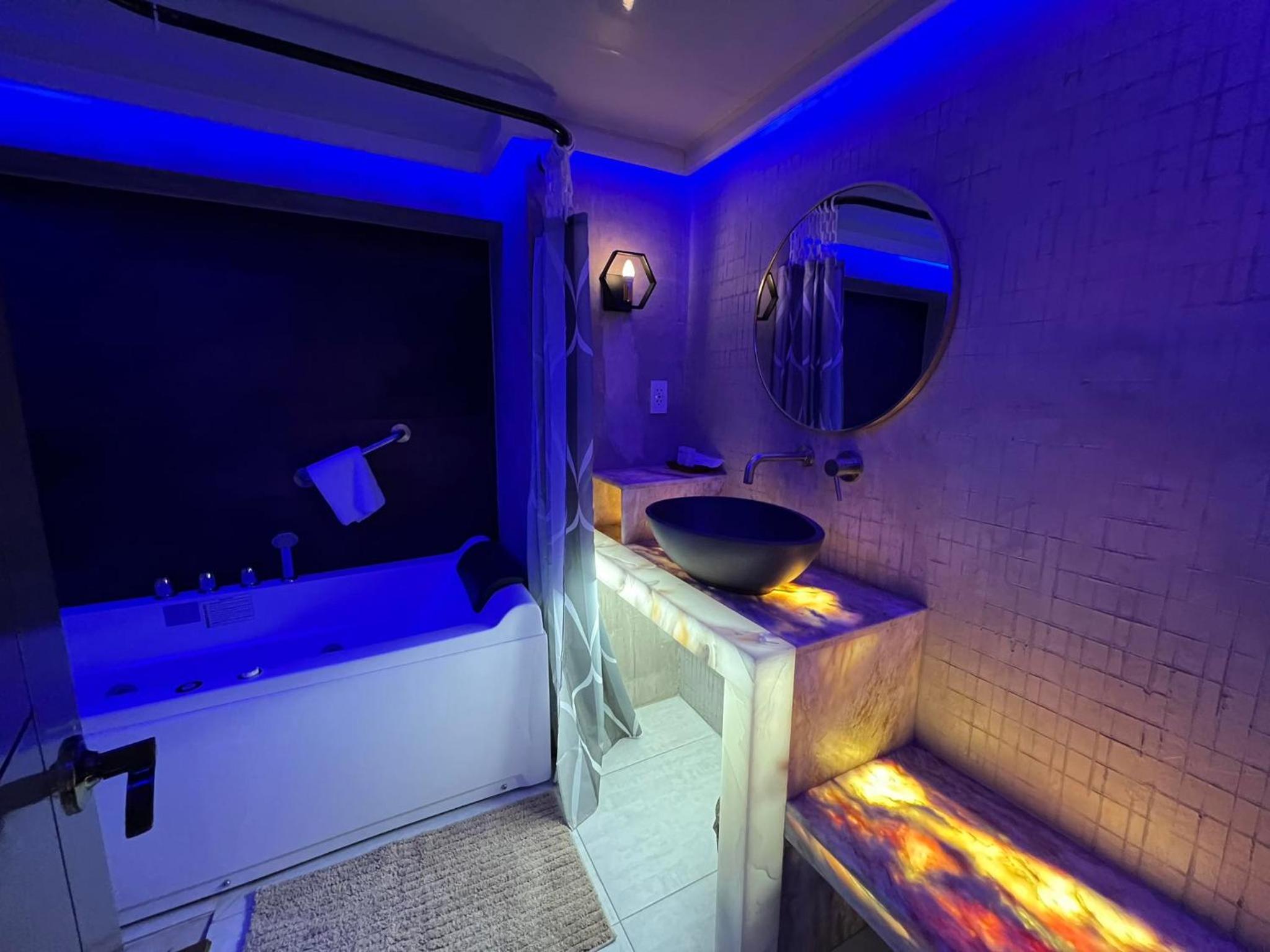 CLOCKWORKORANGE Luxury Suites