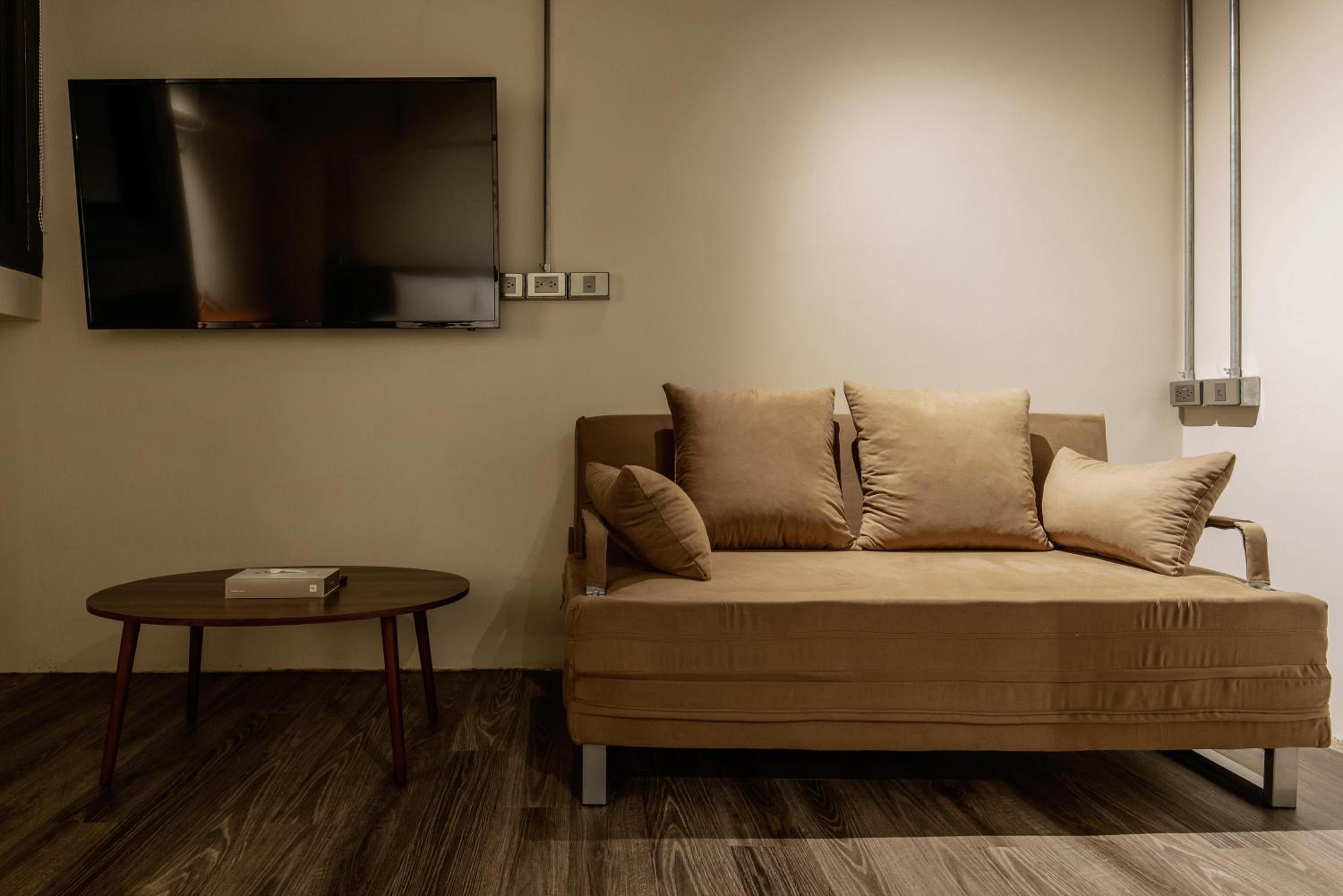 Saturn Hotel
