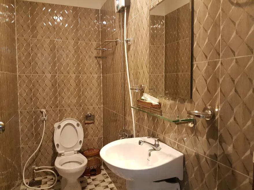Thiên Thuận Hotel - 130 Nguyễn Cửu Đàm, SG - by BAY LUXURY