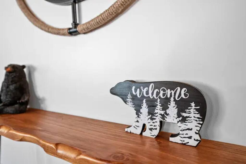 Sleepy Bear Cabin+Close to Resort+HotTub! view 5