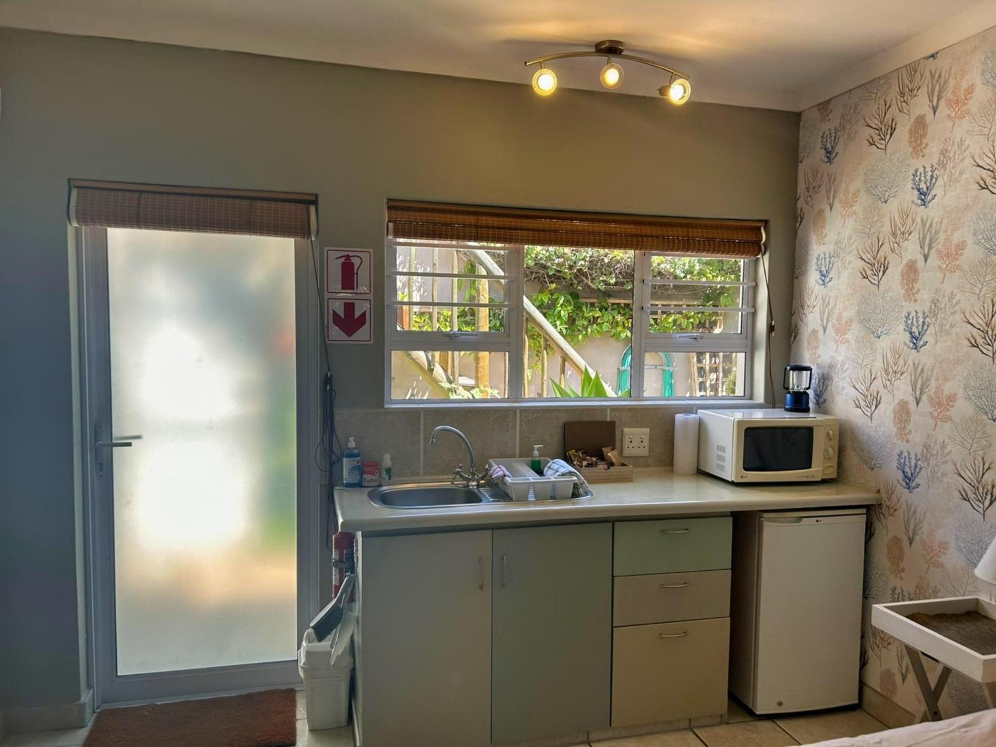 Room in Apartment - Cozy Crner, home away from home, mere 100m away from pristine beaches view 3