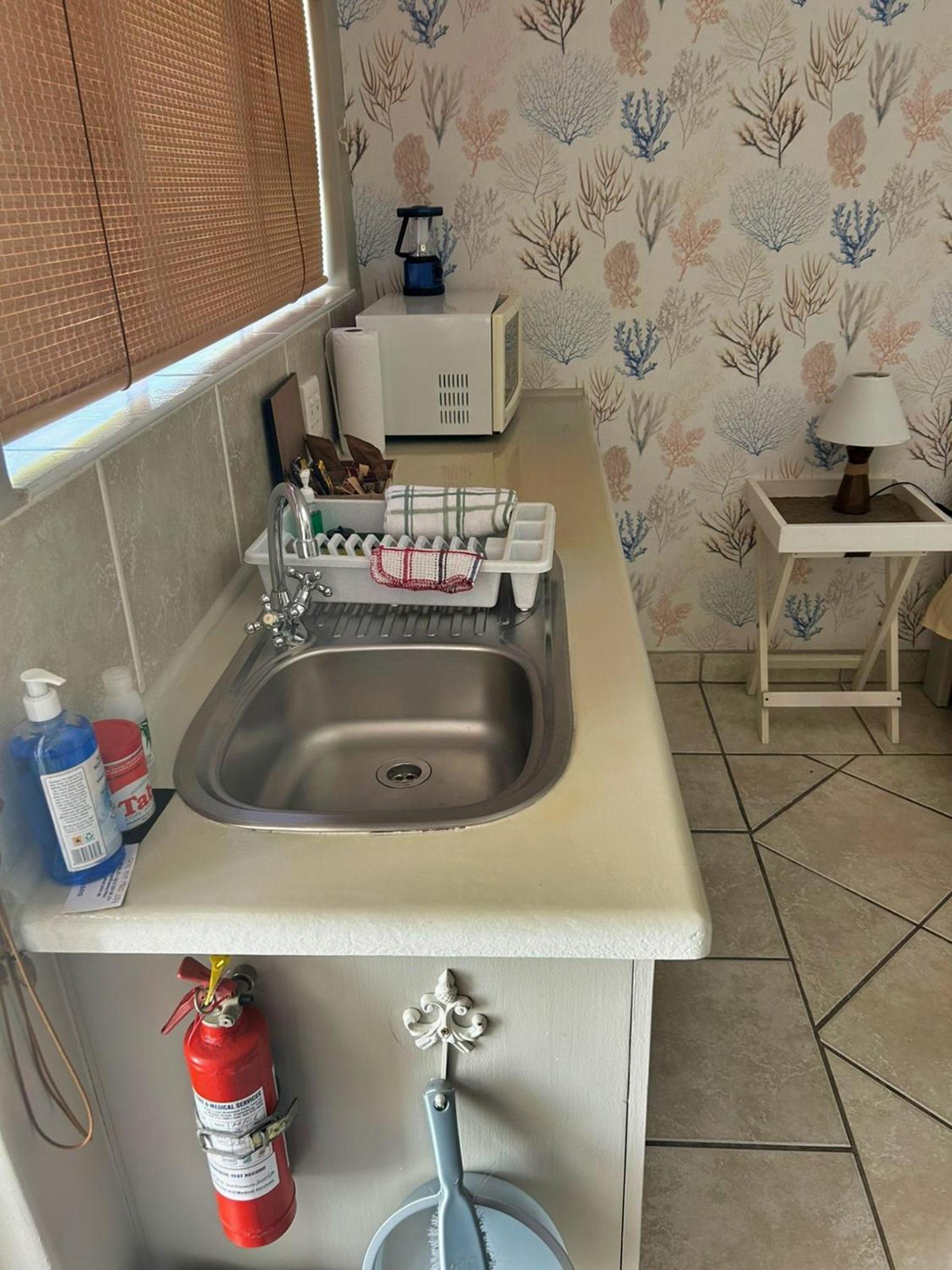 Room in Apartment - Cozy Crner, home away from home, mere 100m away from pristine beaches view 4
