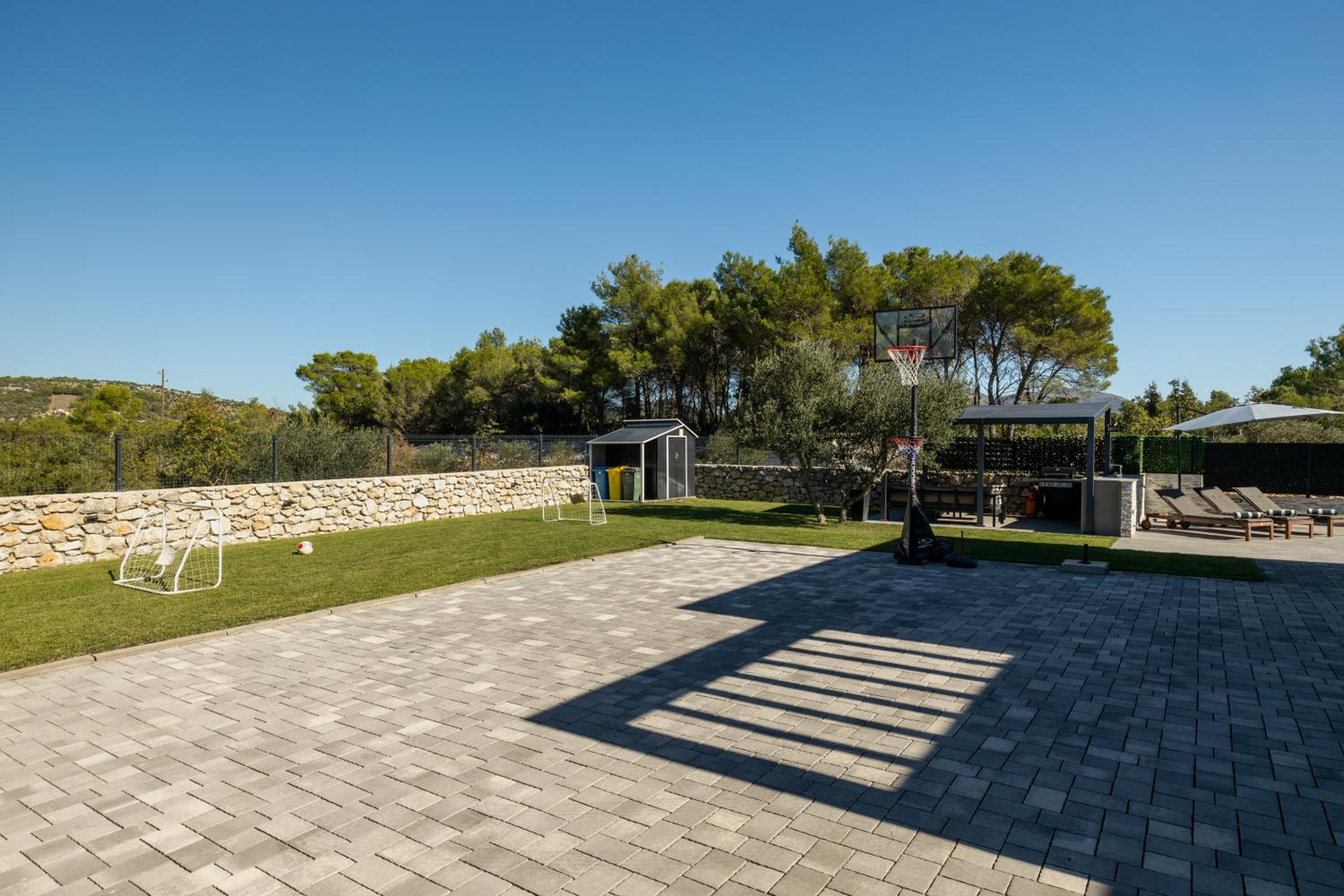 Villa A en Bilice — activities & amenities