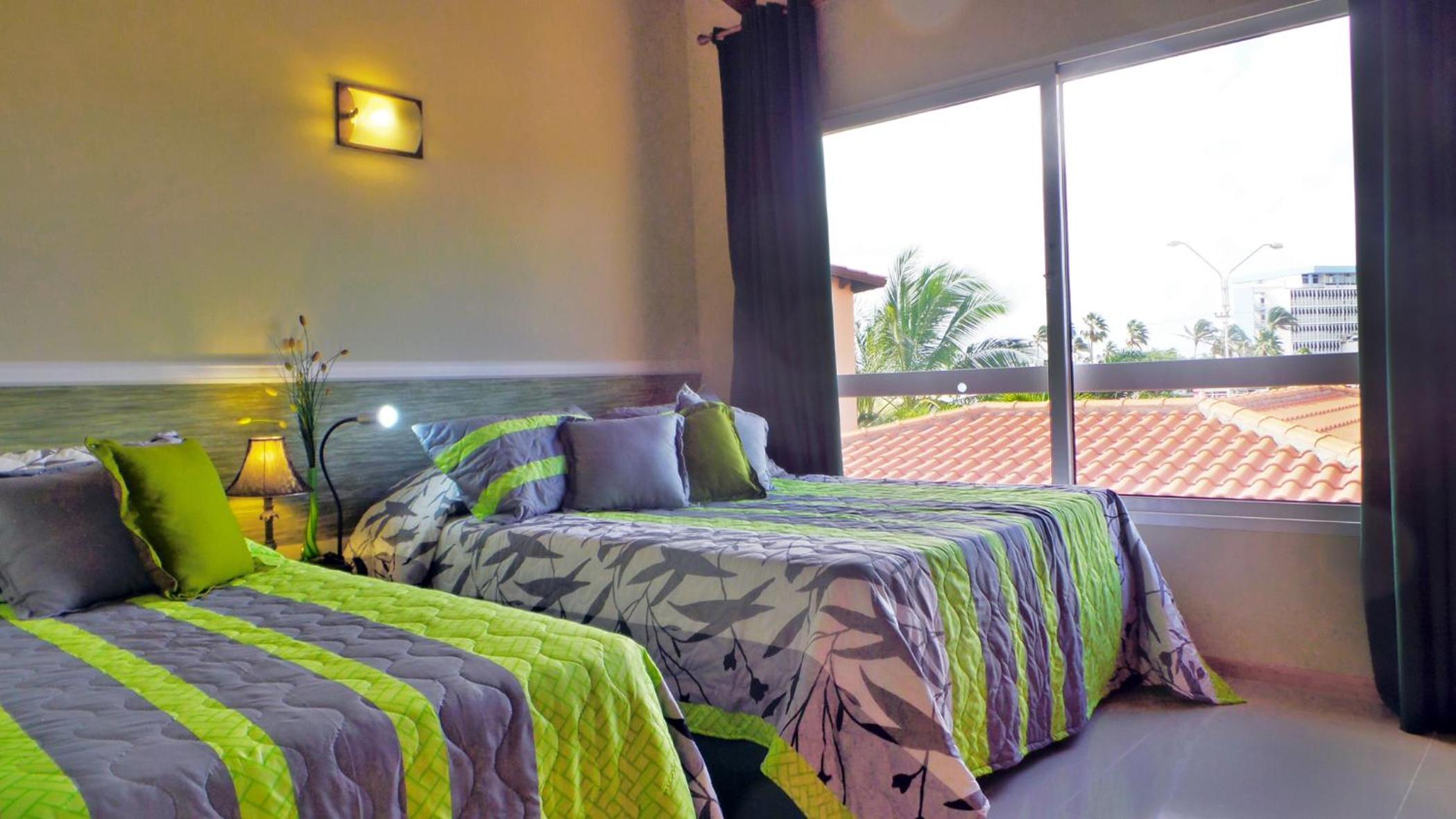 Family-Flexication-Friendly Villa, few steps from Eagle Beach