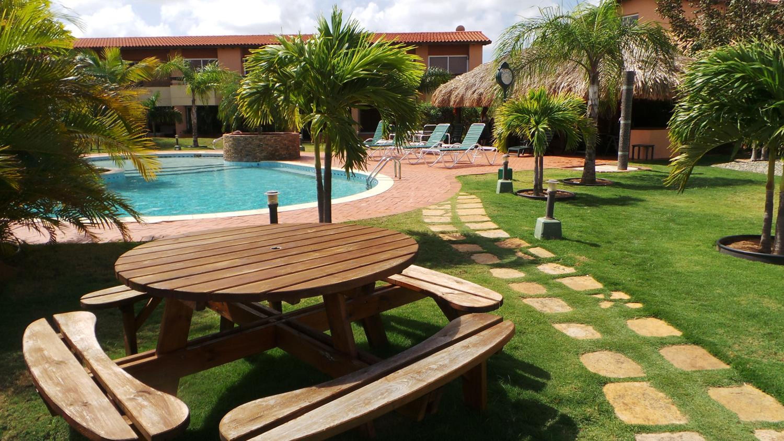 Family-Flexication-Friendly Villa, few steps from Eagle Beach