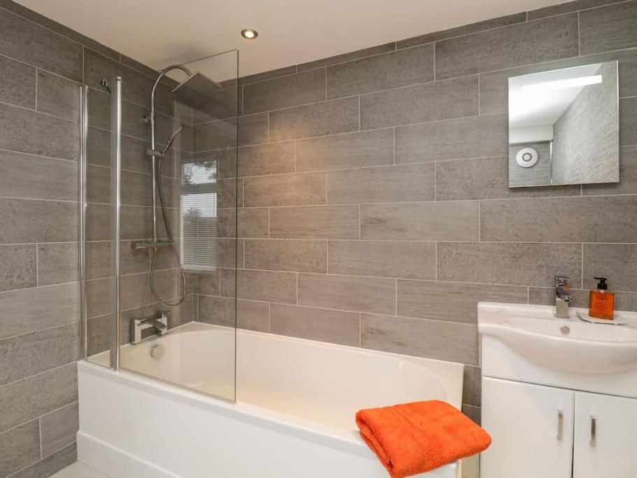 BRANTLEA Detached 4 Bed Home, Hot Tub, Lake View, Parking, Pet Friendly view 2
