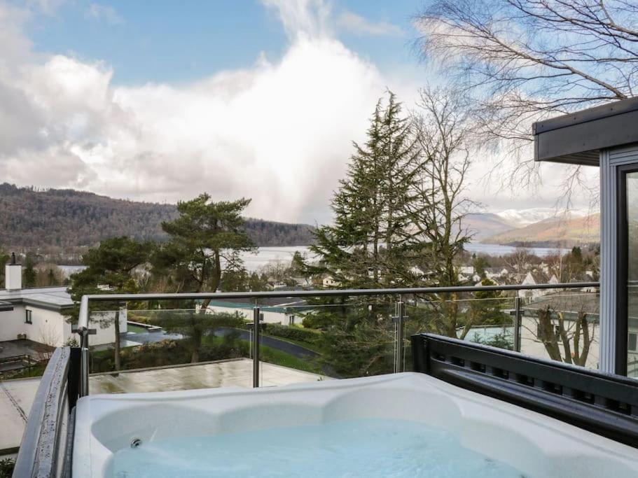 BRANTLEA Detached 4 Bed Home, Hot Tub, Lake View, Parking, Pet Friendly view 5
