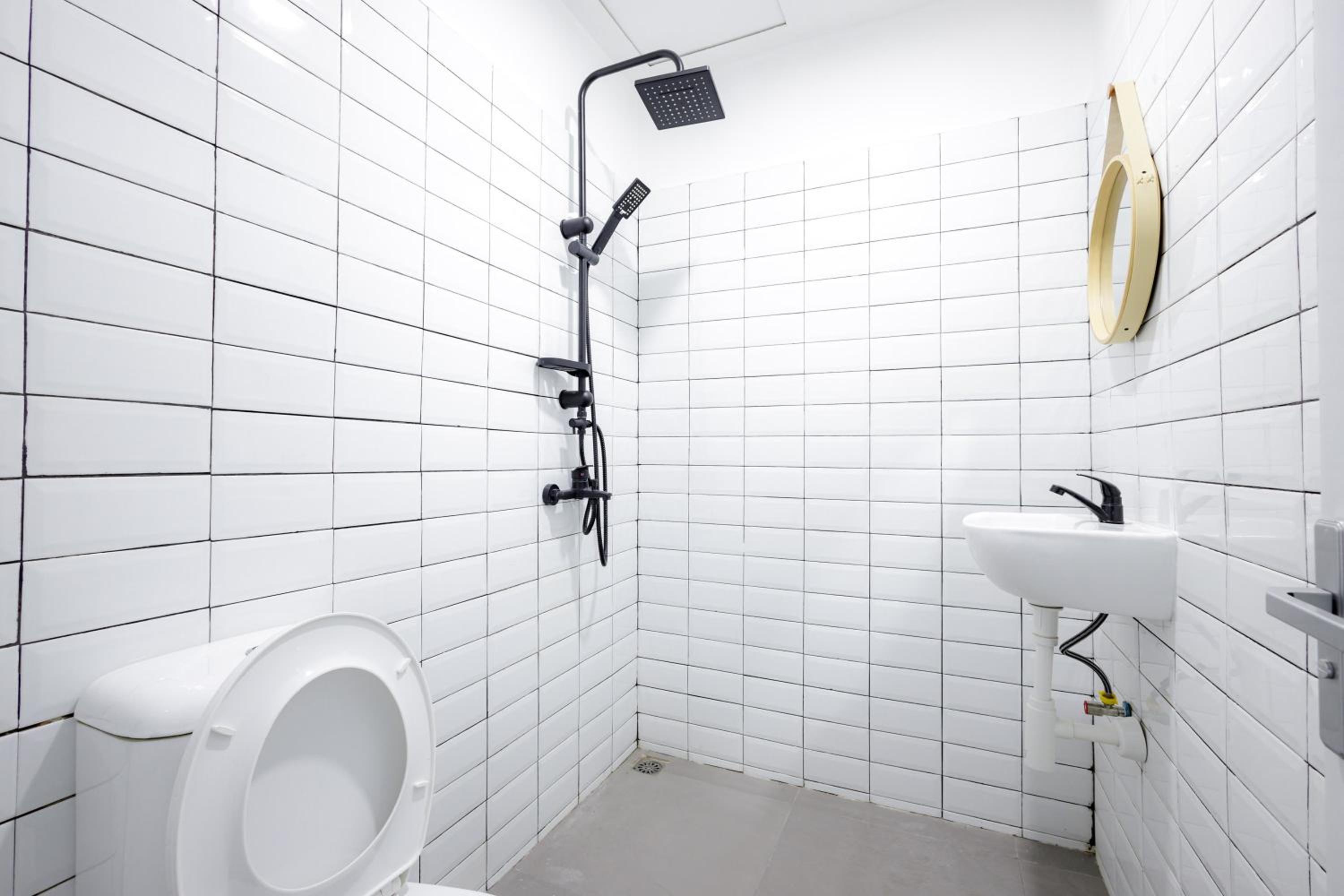RedDoorz Plus at Jalan Gatot Subroto Jakarta