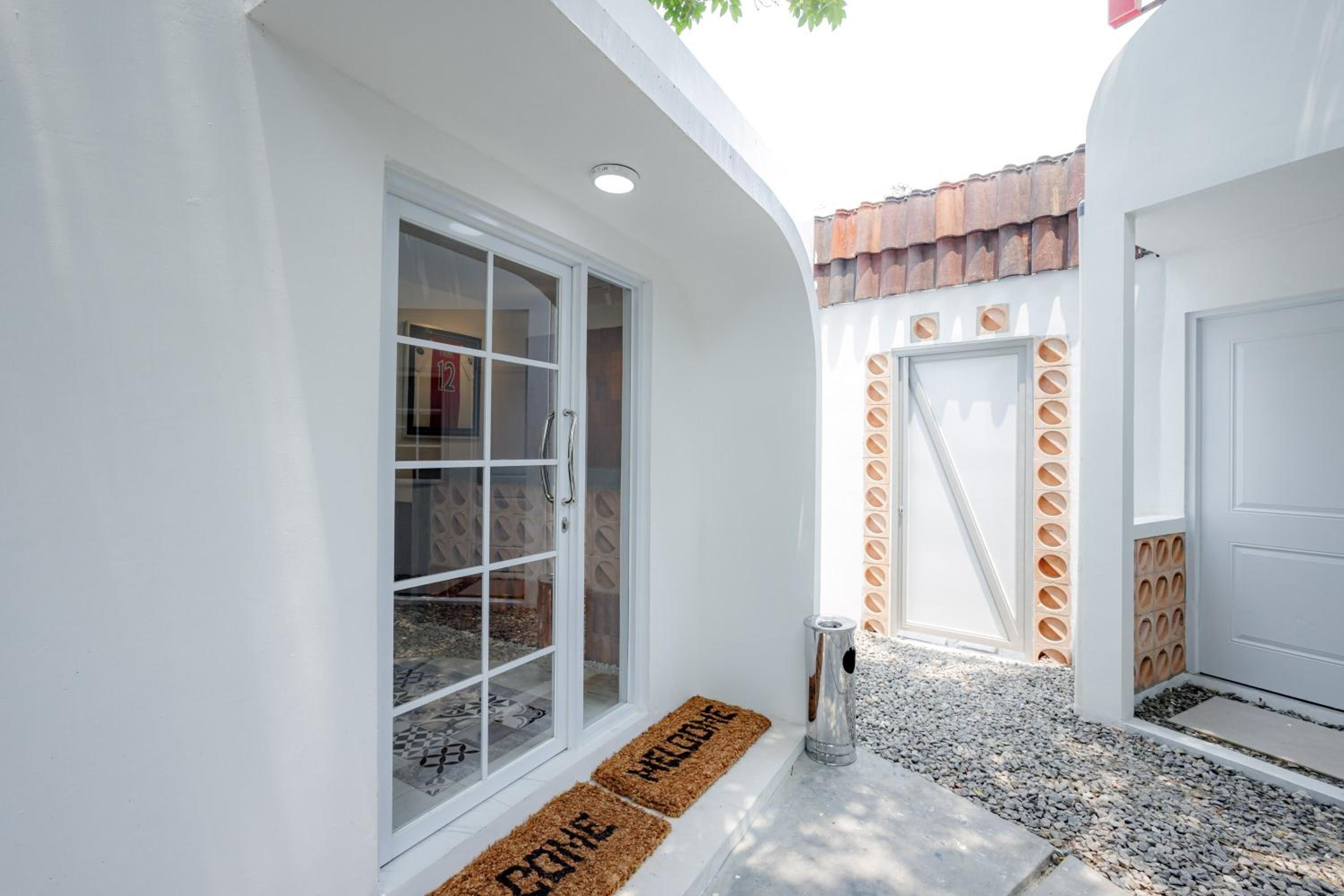 RedDoorz Plus at Jalan Gatot Subroto Jakarta