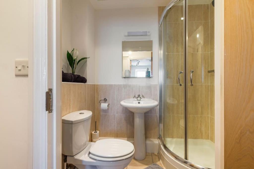 Seafront flat- Private parking- Close to town view 5