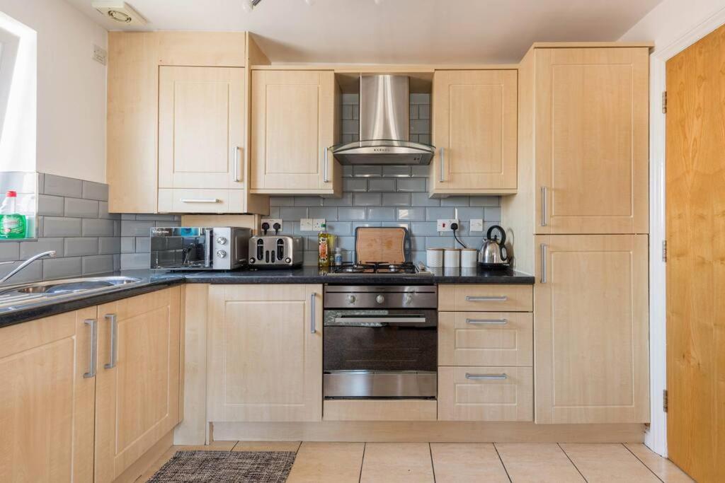 Seafront flat- Private parking- Close to town view 2