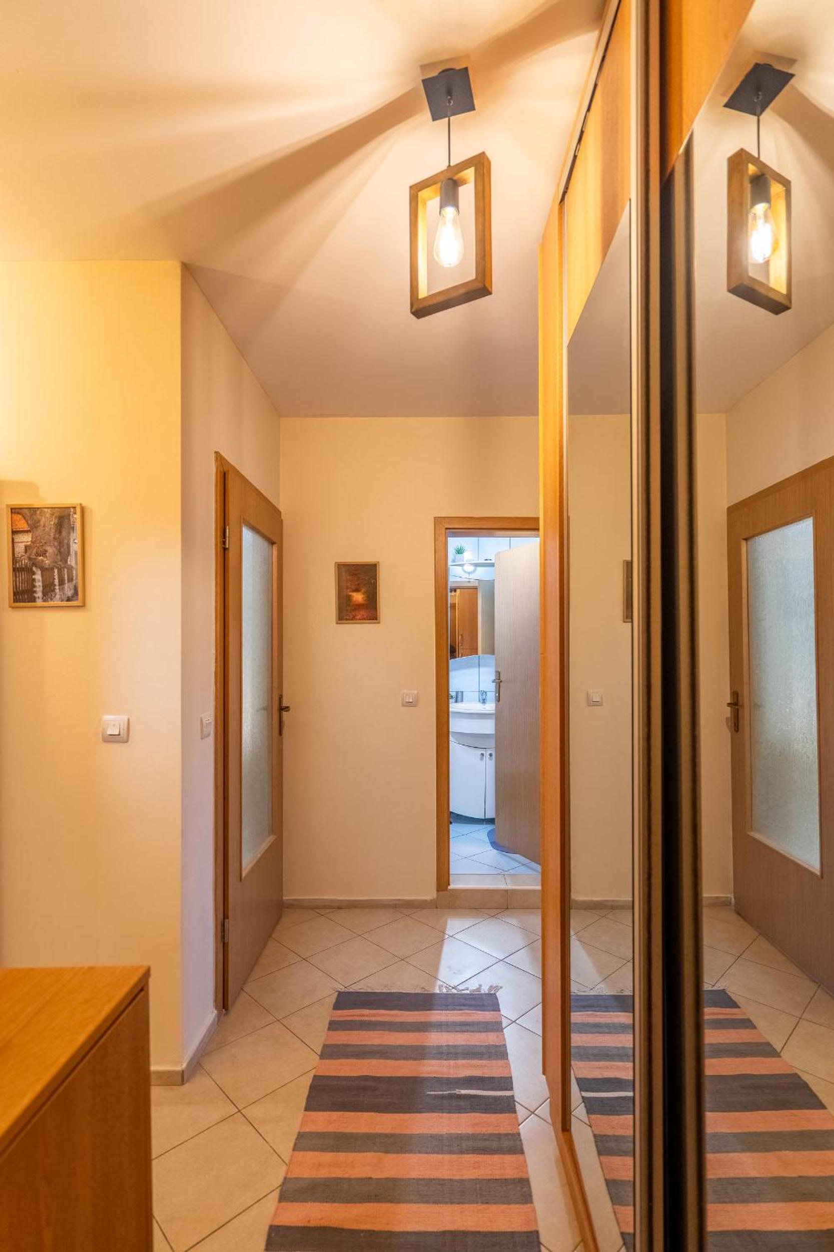 Premium comfy 2BDR Apt - Free Parking - Fast Wi-Fi
