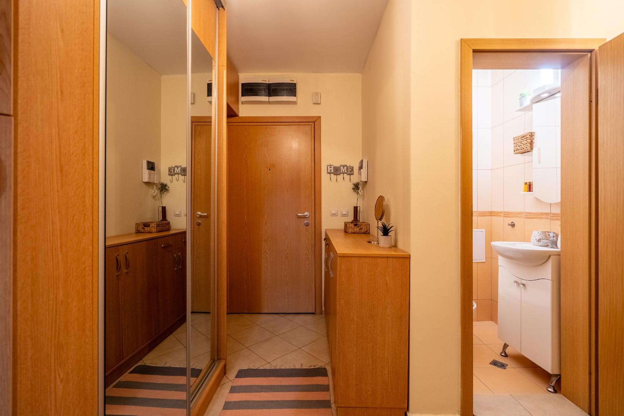Premium comfy 2BDR Apt - Free Parking - Fast Wi-Fi