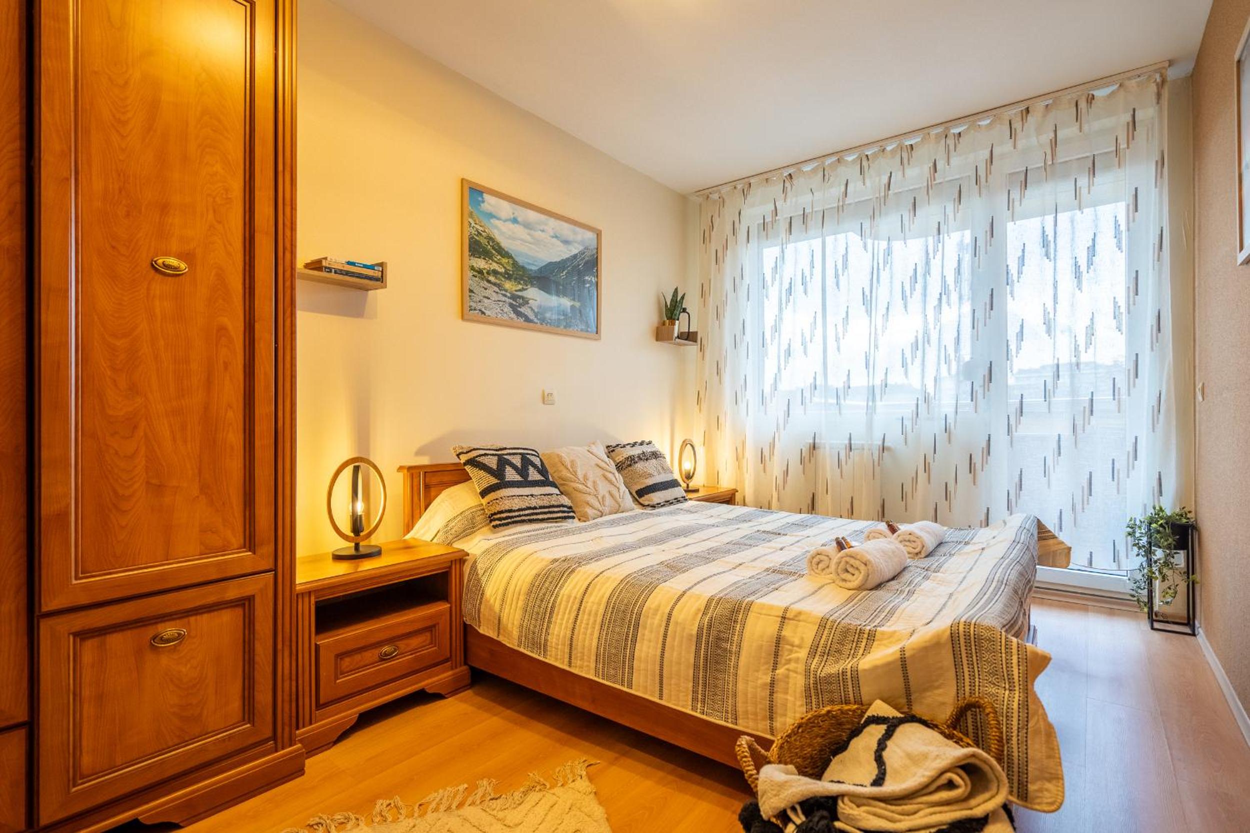 Premium comfy 2BDR Apt - Free Parking - Fast Wi-Fi