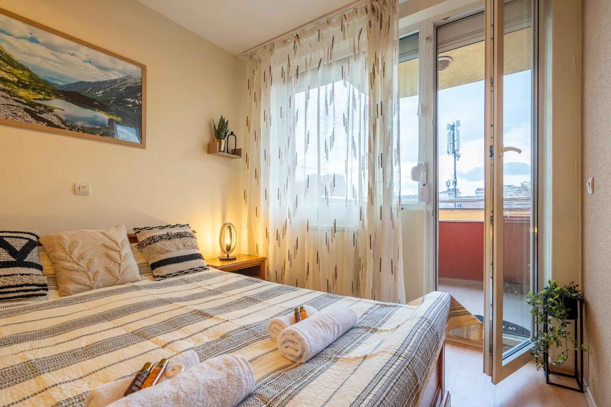 Premium comfy 2BDR Apt - Free Parking - Fast Wi-Fi