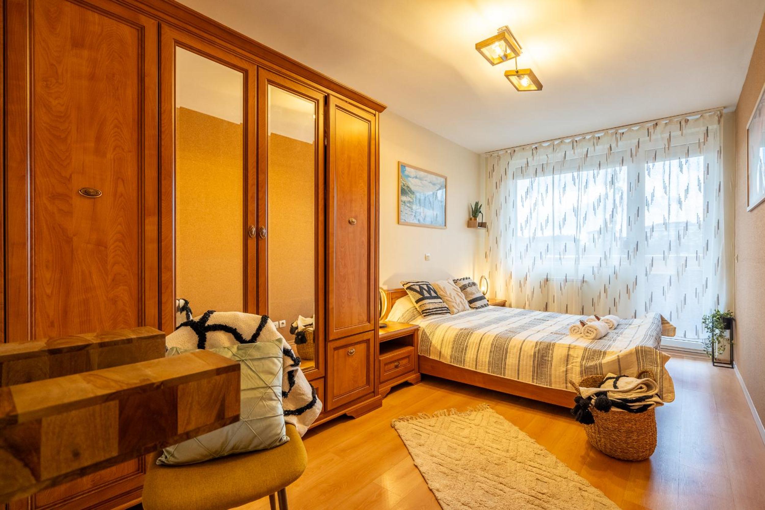 Premium comfy 2BDR Apt - Free Parking - Fast Wi-Fi