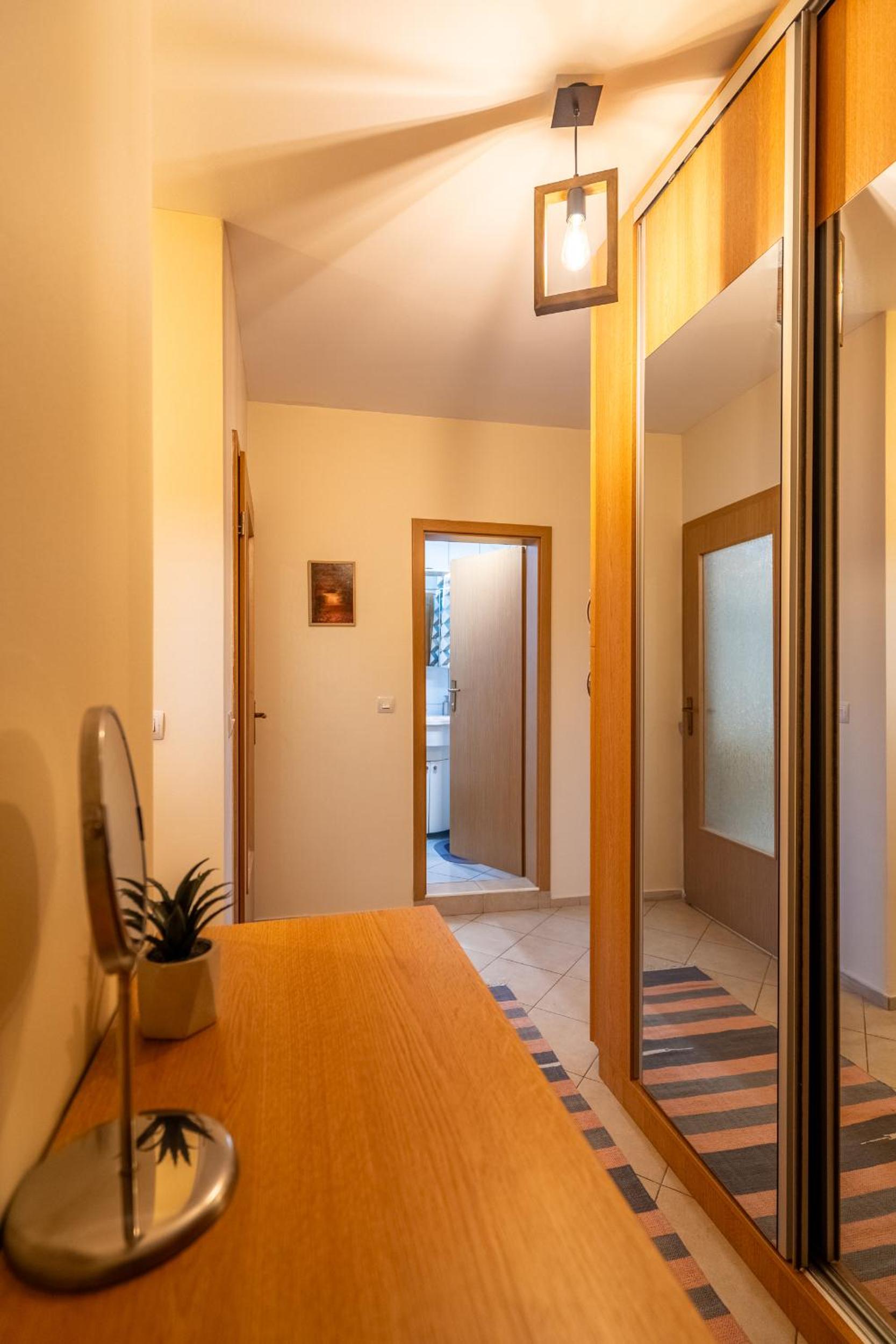 Premium comfy 2BDR Apt - Free Parking - Fast Wi-Fi