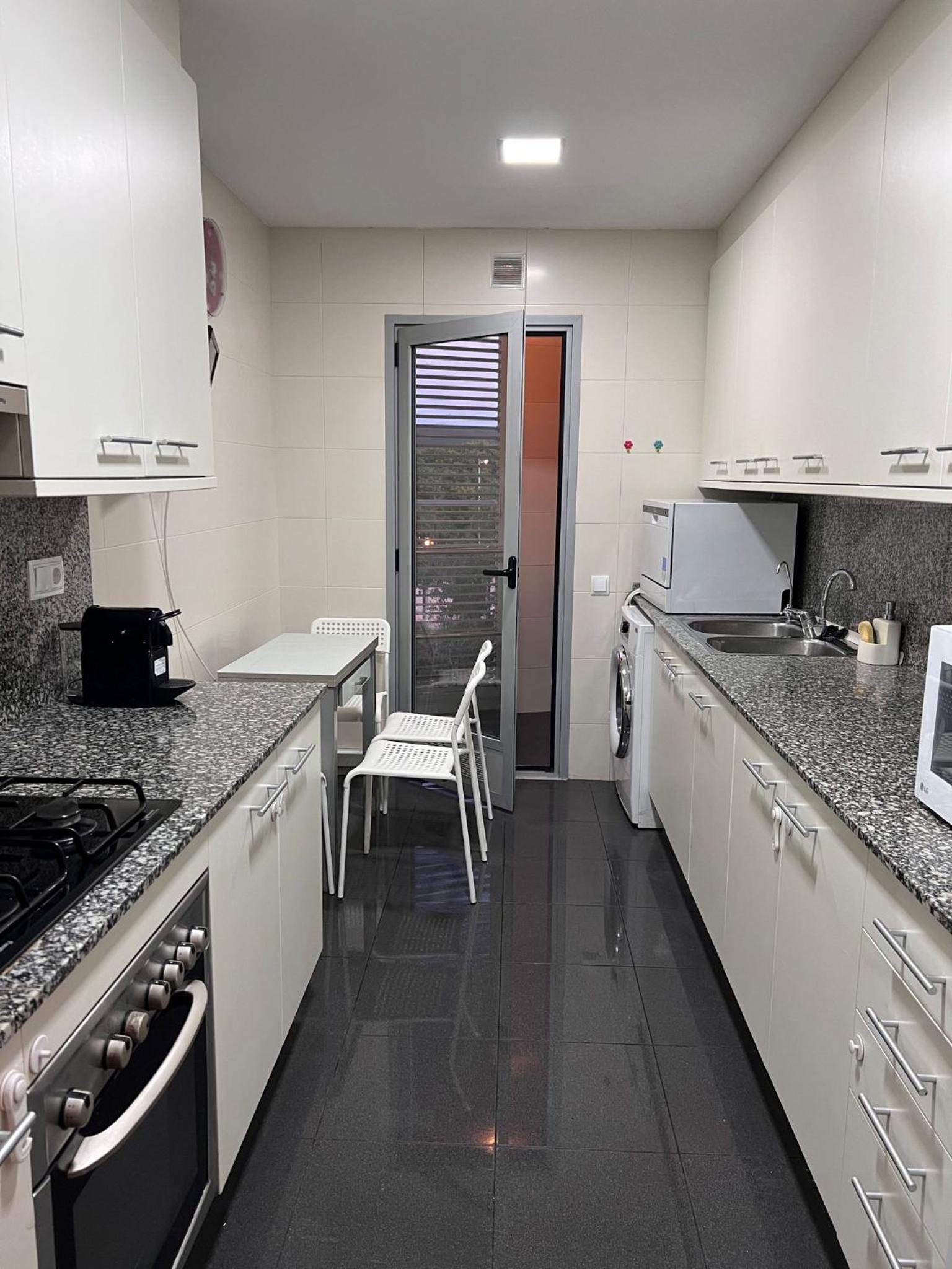 Fira Suites - Habitaciones privadas en Apartamento compartido view 4