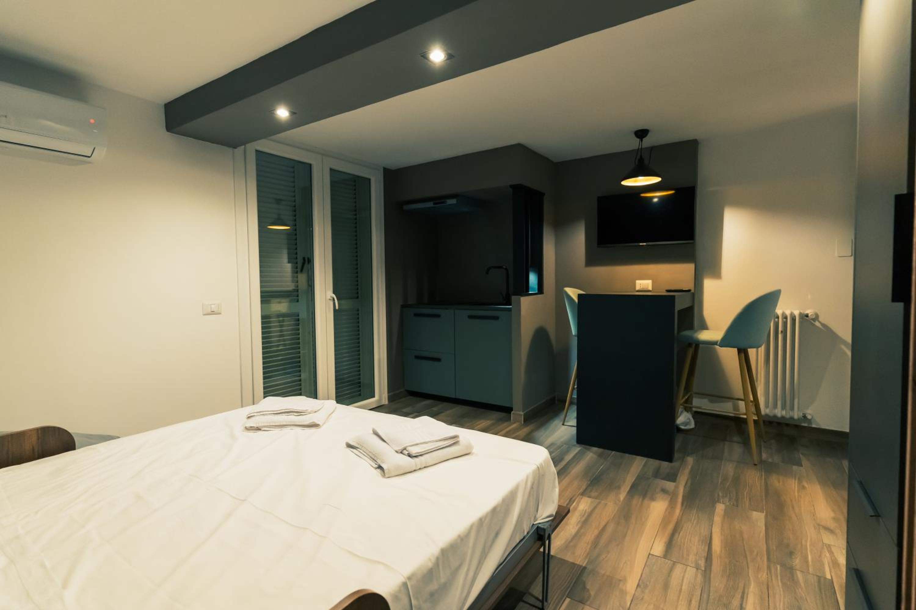 Be Your Home - Tower Beach Suite - City view 3