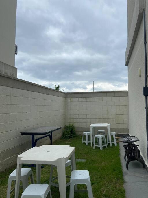 Palhoça- apto com Jardim para churrasco -Bromélias