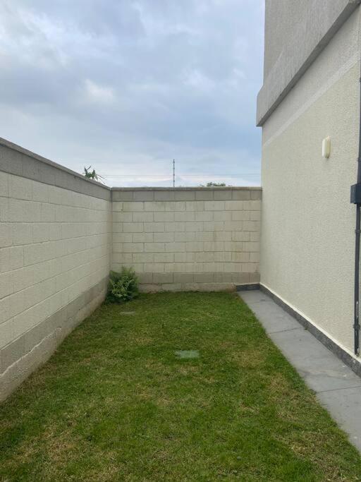 Palhoça- apto com Jardim para churrasco -Bromélias