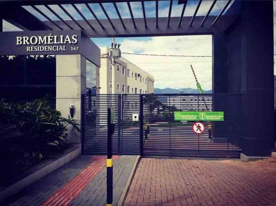 Palhoça- apto com Jardim para churrasco -Bromélias