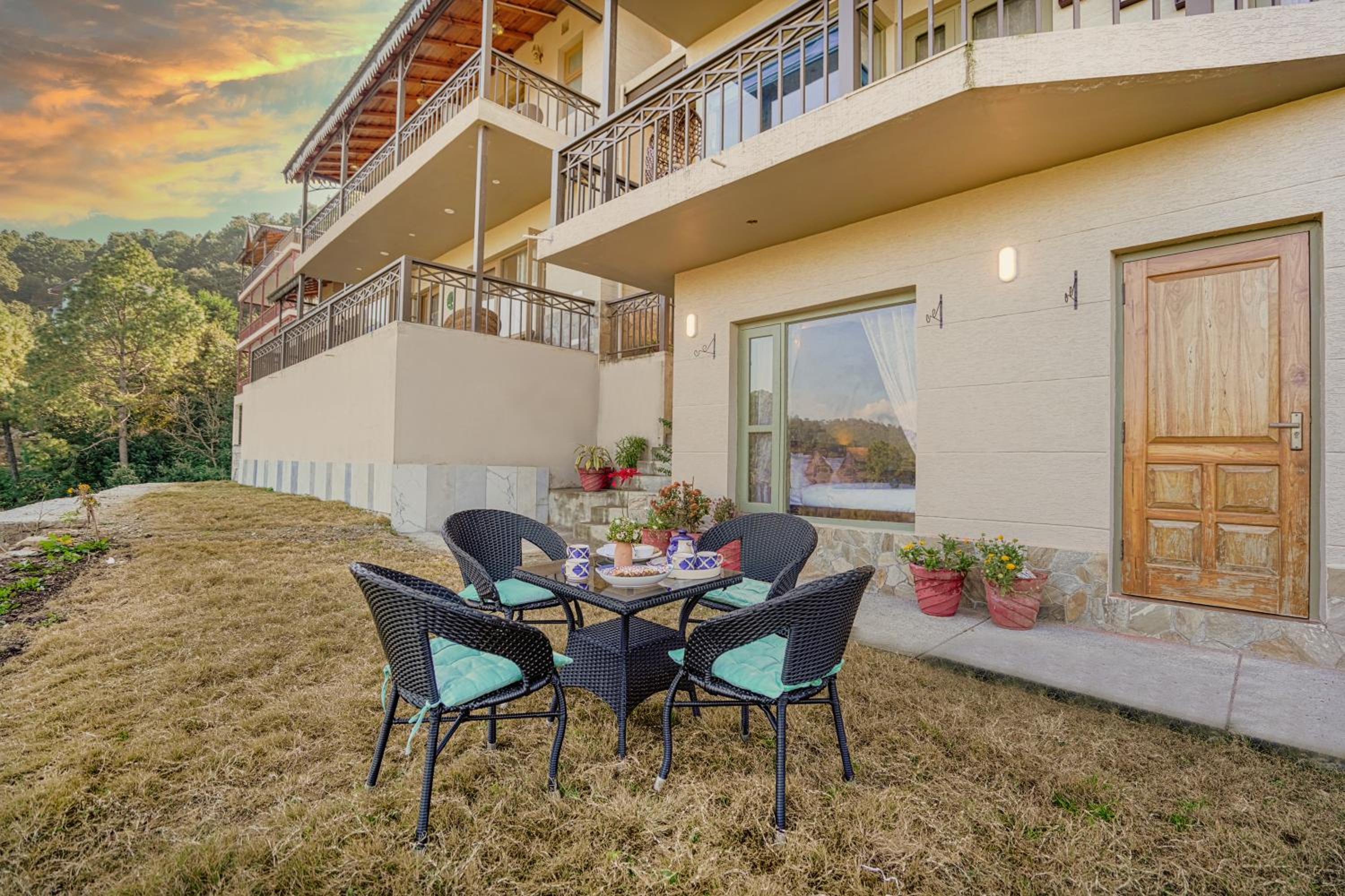 SaffronStays Edelweiss Bluebell House - 3BR English home with Himalayan peak views, bonfire & reading nook