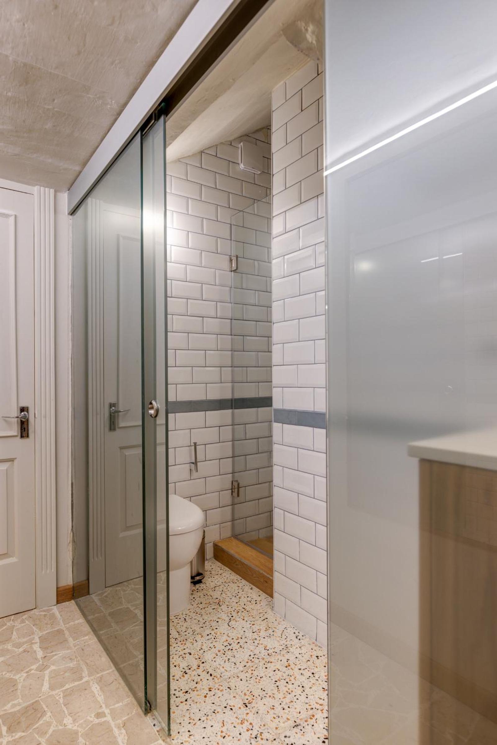 DESIGNER'S 2BR APARTMENT - SLIEMA FERRIES