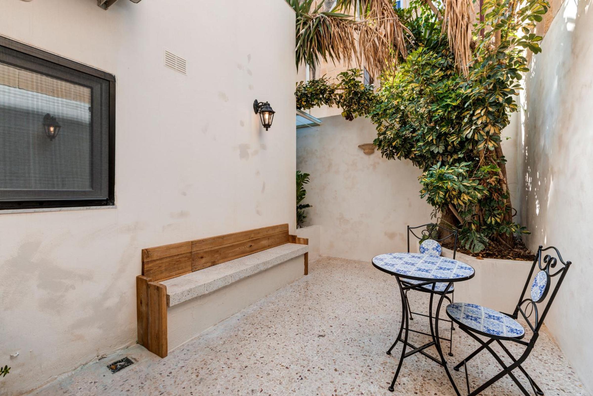 DESIGNER'S 2BR APARTMENT - SLIEMA FERRIES